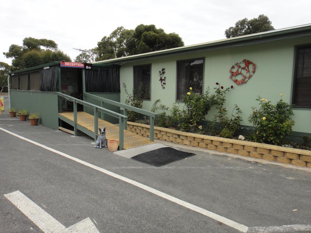Lake Albert Caravan Park Hotel Meningie Exterior photo